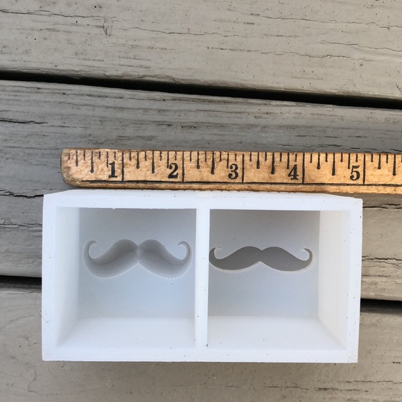 New Honest Ice silicone mustache ice cube mold / tray - Picture 11 of 13